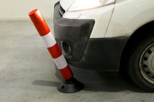 Słupek parkingowy blokujący FLEXPIN | PCV, 46 cm, na stopie, uchylny